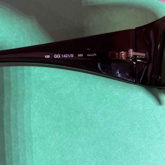 Gucci sunglasses the color is like a transparent brown. - Picture 4 of 4